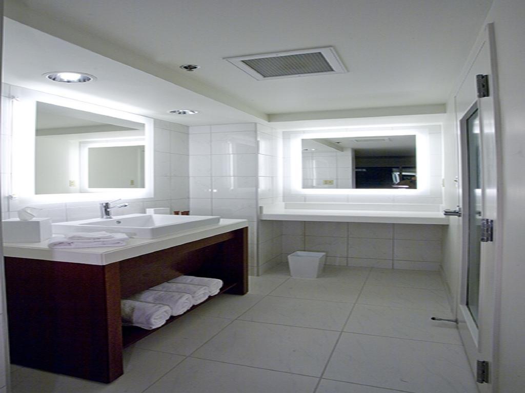 Bally'S Evansville Casino & Hotel Room photo